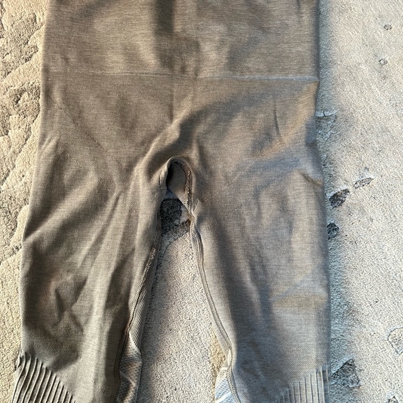 Blanqi maternity leggings size small. Grey. - Picture 3 of 6
